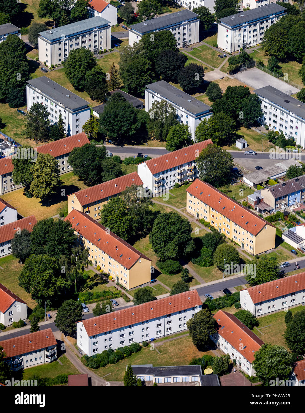row houses and apartment blocks Bürgermeister-Corneli-Ring, Von-Guericke-Straße, Ahlen, Ruhrgebiet, Nordrhein-Westfalen, Germany, DEU, Europe, aerial  Stock Photo