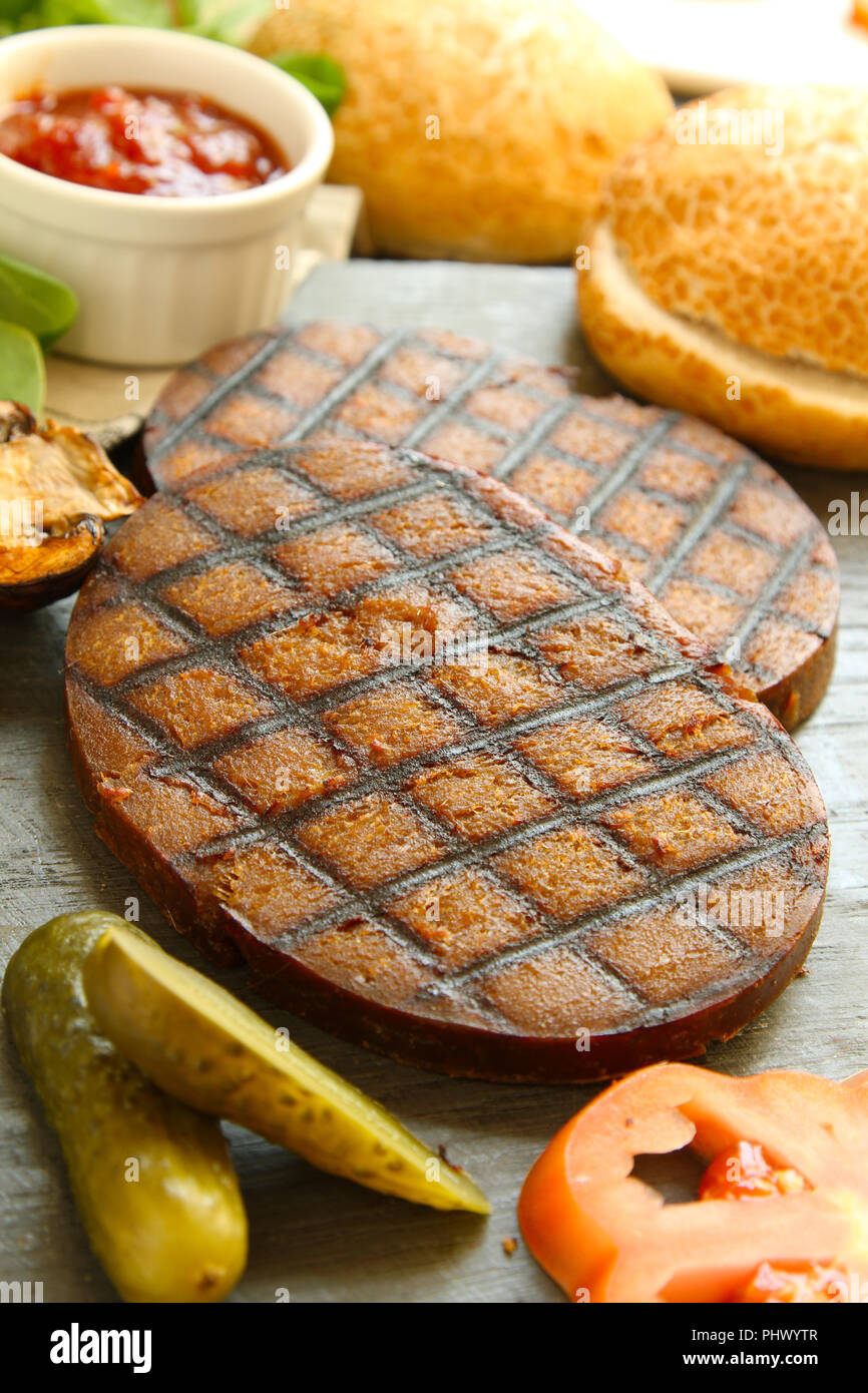 prepared vegan seitan burger meal Stock Photo Alamy