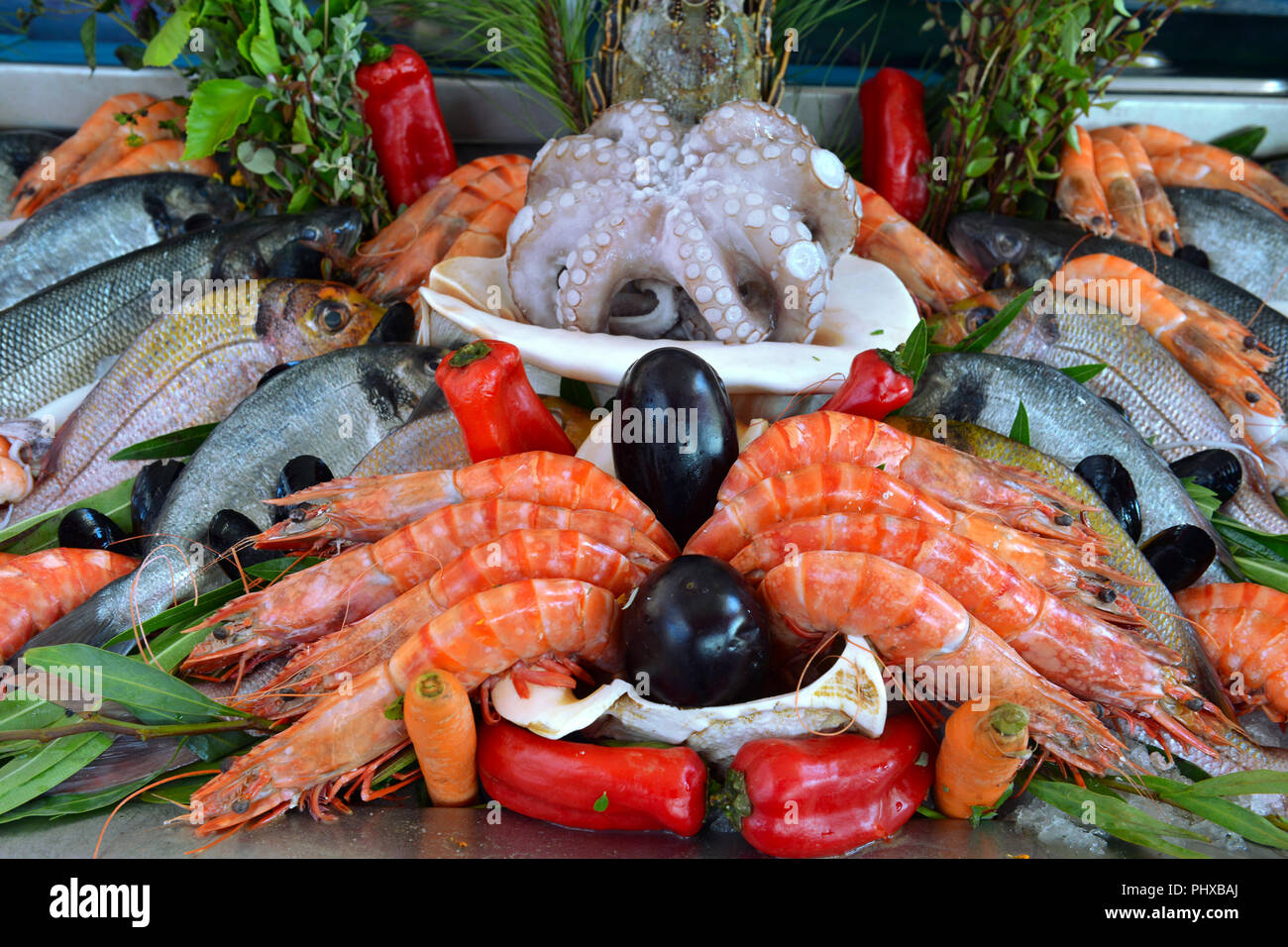 Showwindow of seafood in the sea market Stock Photo Alamy