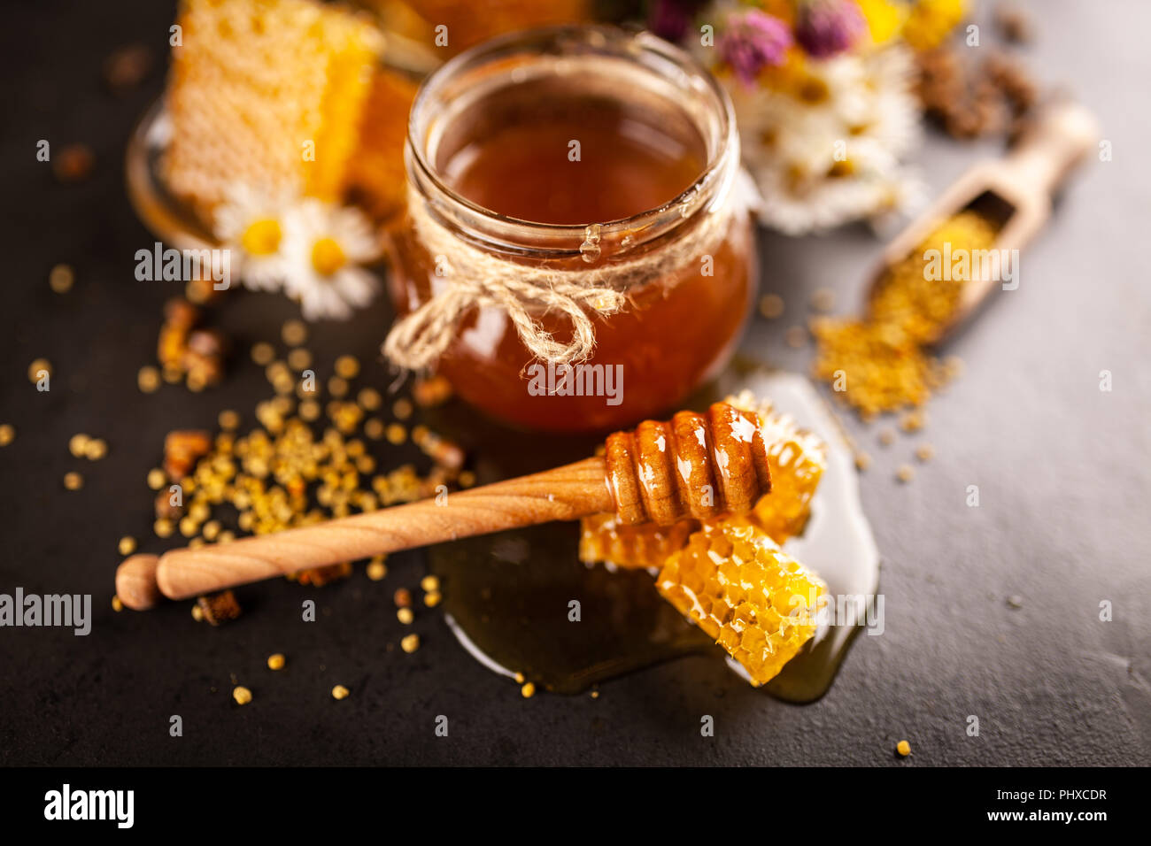 Honey jar and dipper Stock Photo - Alamy