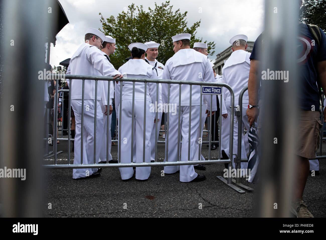 Сша страдают. Ожирение в армии США. Ожирение среди военных в США. Американские моряки в подтяжках. Us Navy Sailor.