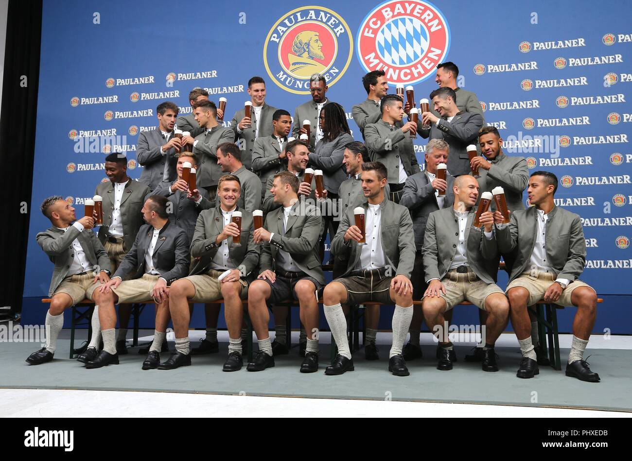 firo: 02.09.2018, Fuvuball, 1.Bundesliga, season 2018/2019, FC Bayern Munich leather pants photo shoot, team photo, Bavaria Munich, Munich, Paulaner, gesture, | usage worldwide Stock Photo