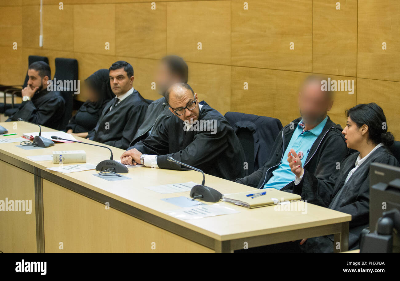 03.09.2018, North Rhine-Westphalia, Bielefeld: The widow and joint plaintiff (2nd from left) and the brothers (middle and 2nd from right) of a murdered man sit next to their defenders in the district court. The bodies of three men with clear traces of violence were discovered on two farms in Hille on the border with Lower Saxony in March 2018. The motive of the two defendants is said to have been greed. Investigators had discovered looted accounts. Photo: Friso Gentsch/dpa - ATTENTION: individual(s) has/have been pixelated for legal reasons Stock Photo