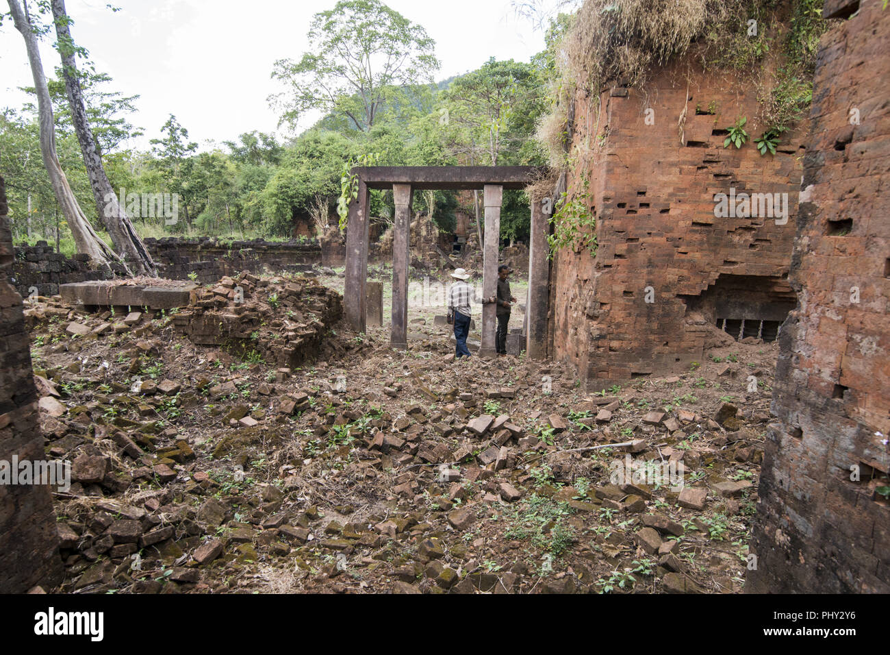 CAMBODIA SRA EM PRASAT NEAK BUOS KHMER TEMPLE Stock Photo - Alamy