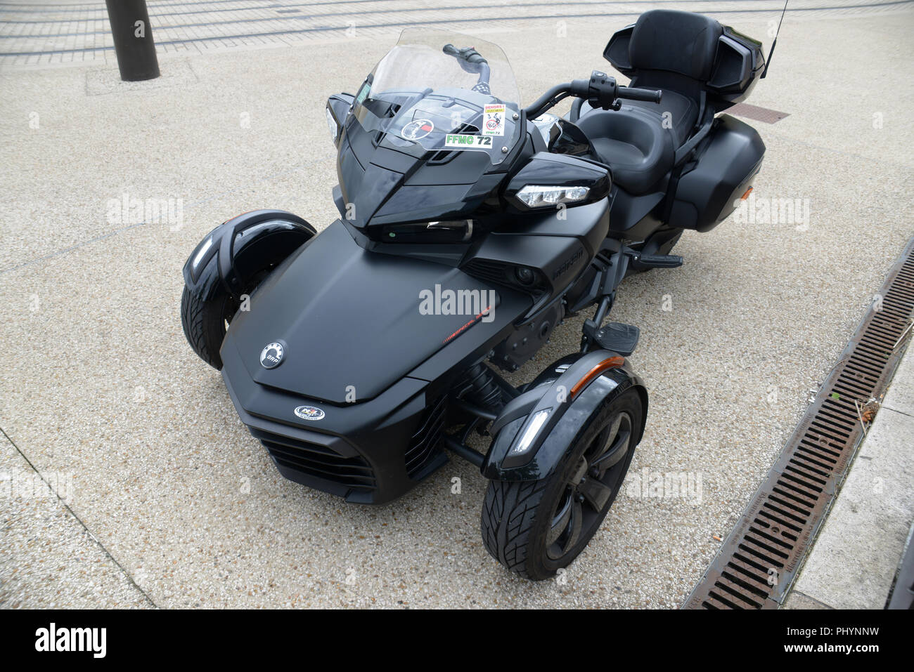 Full on view of a Can-Am's Spyder F3 Limited, a Delta trikes motorcycle  with two front wheels and one drive wheel on the back Stock Photo - Alamy