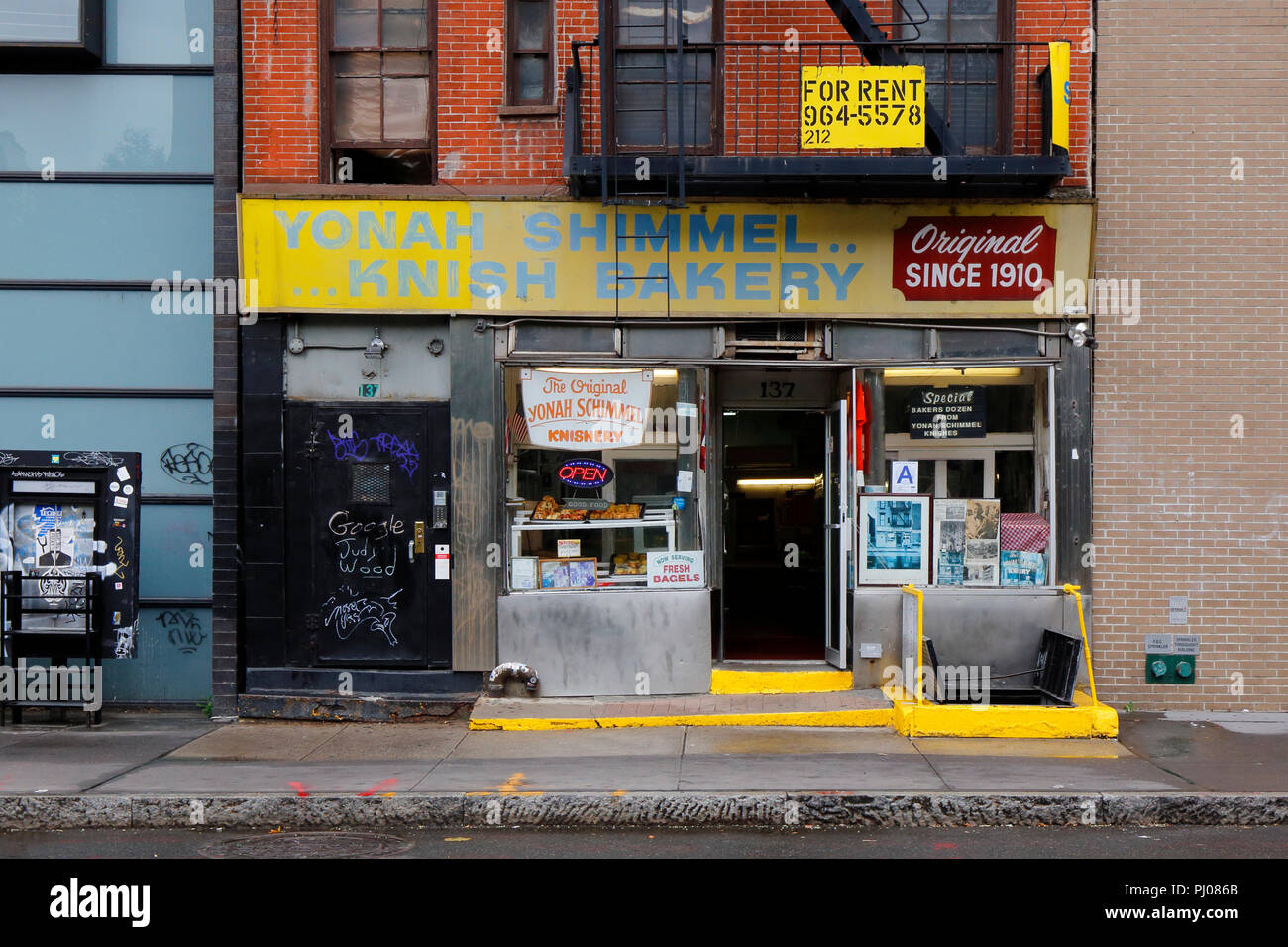 Yonah Schimmel Knish Bakery, 137 E Houston St, New York, NY. exterior storefront of a jewish bakery in the Lower East Side neighborhood of Manhattan. Stock Photo