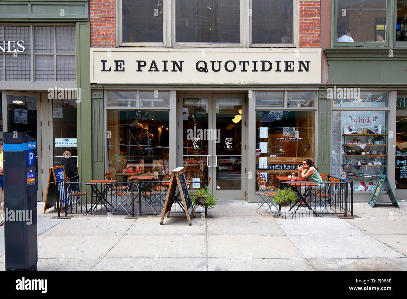 Le Pain Quotidien, 931 Broadway, New York, NY. exterior storefront of a bakery, and sidewalk cafe in the Flatiron district of Manhattan. Stock Photo