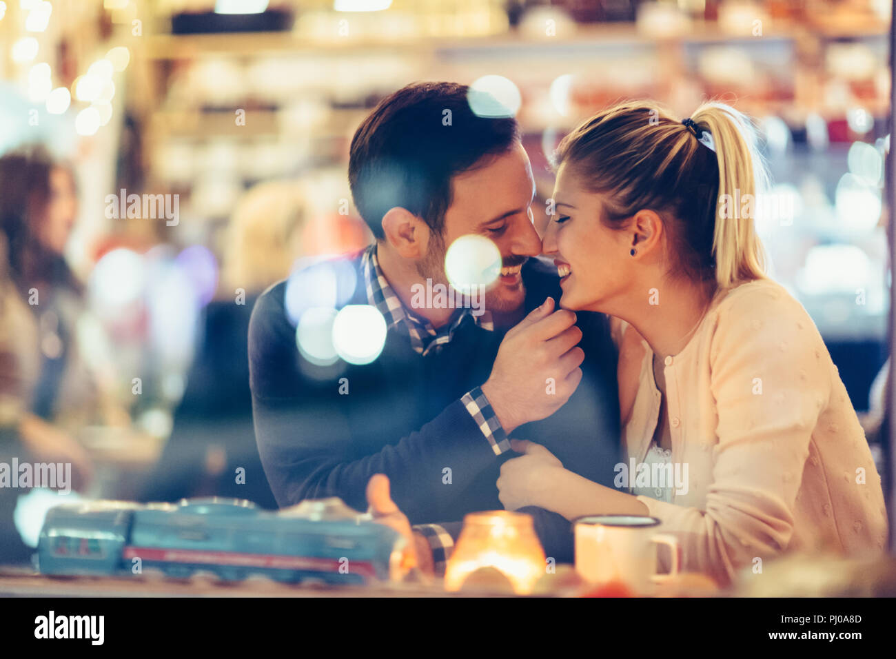 Romantic couple kissing night hi-res stock photography and images - Alamy