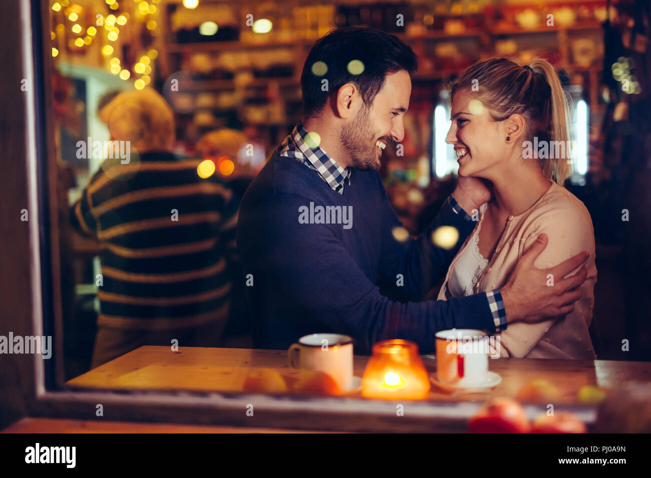Romantic couple kissing night hi-res stock photography and images - Alamy