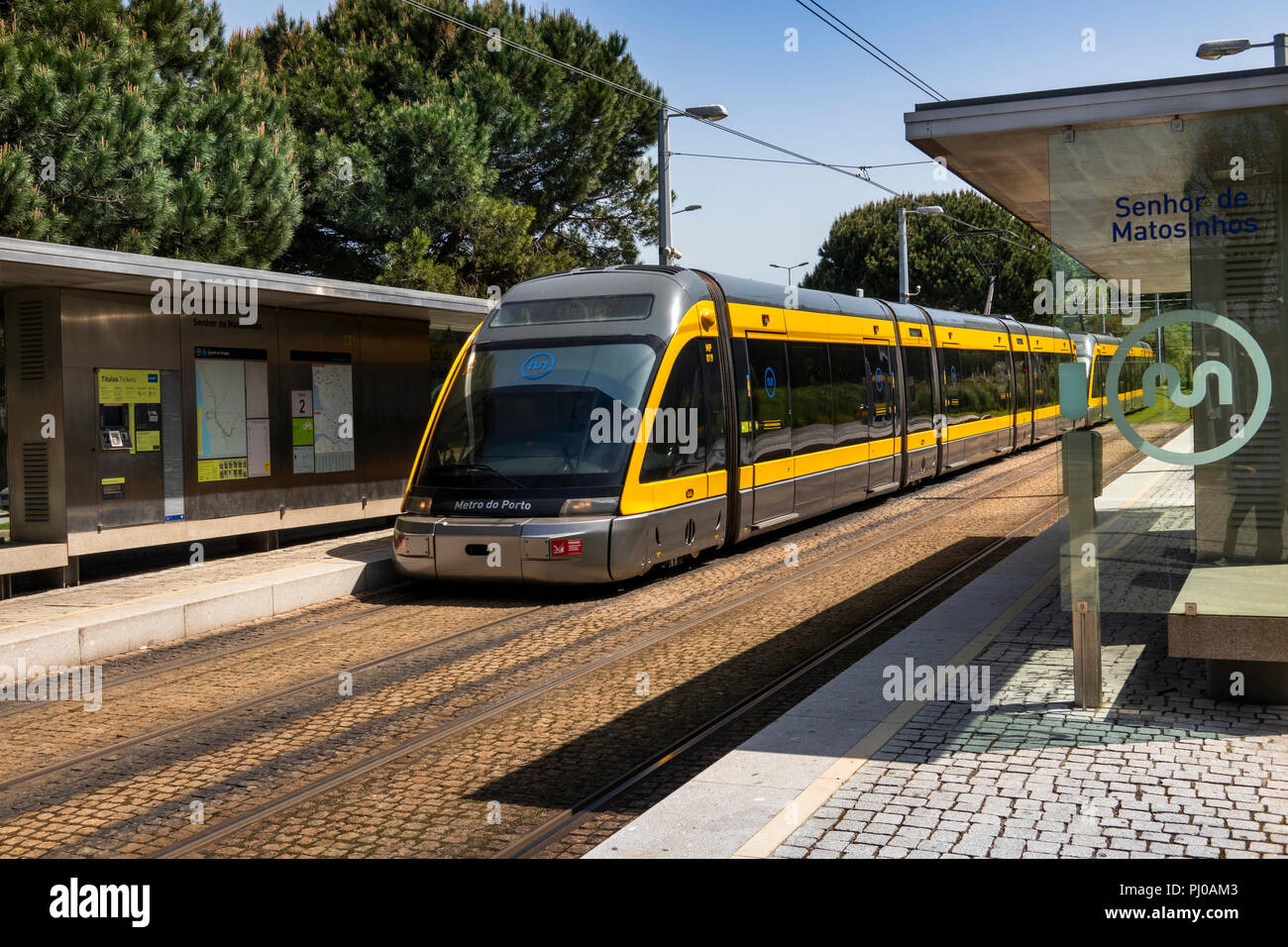 Como chegar a Media Markt Matosinh em Matosinhos através de Autocarro ou  Metro?