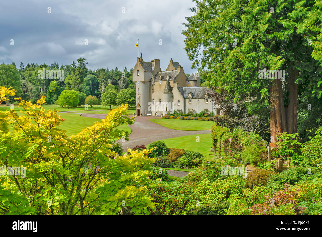 BALLINDALLOCH CASTLE BANFFSHIRE SCOTLAND THE CASTLE AND GARDENS IN LATE SUMMER Stock Photo