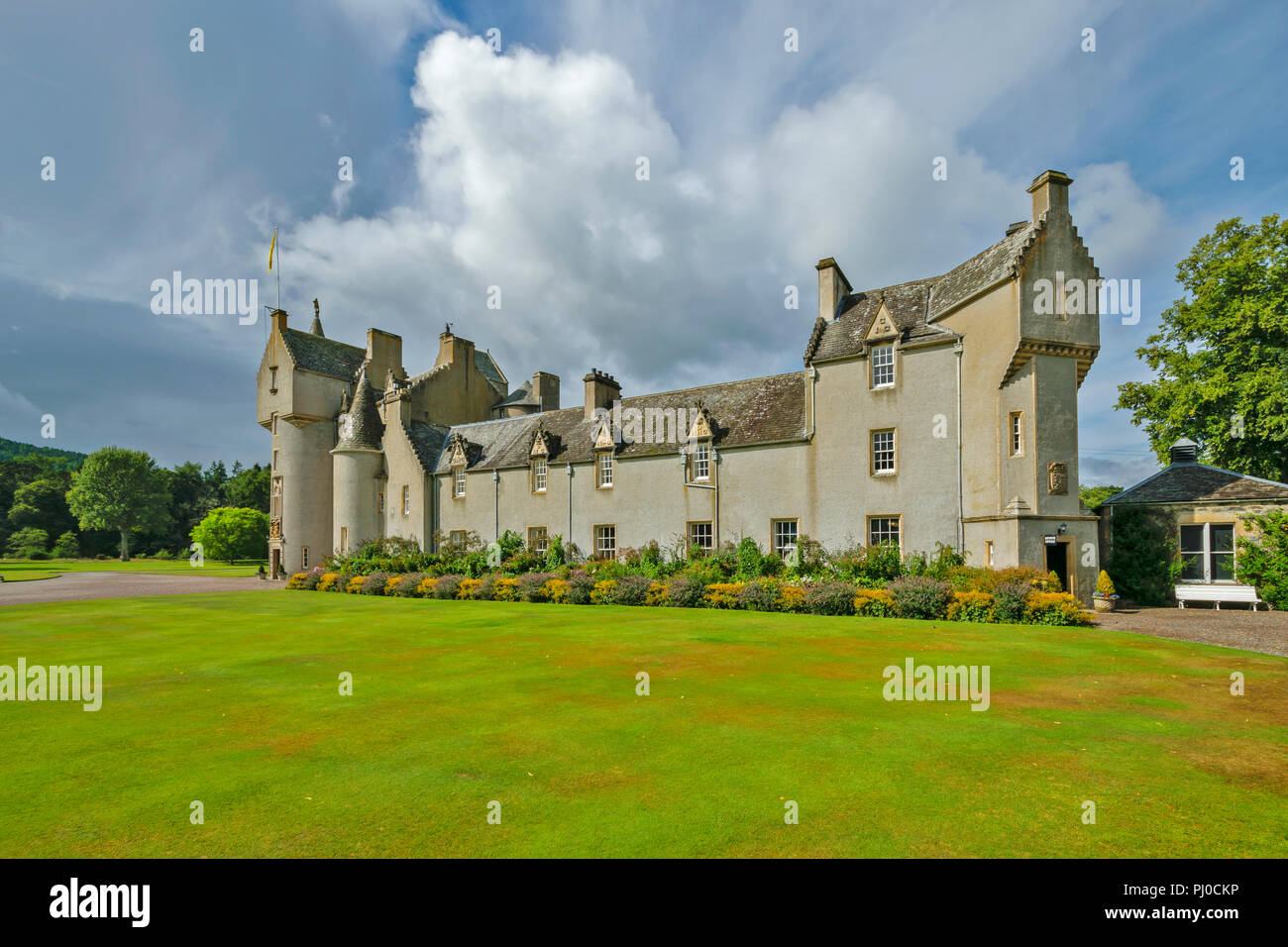 BALLINDALLOCH CASTLE BANFFSHIRE SCOTLAND THE CASTLE LAWNS AND BORDER