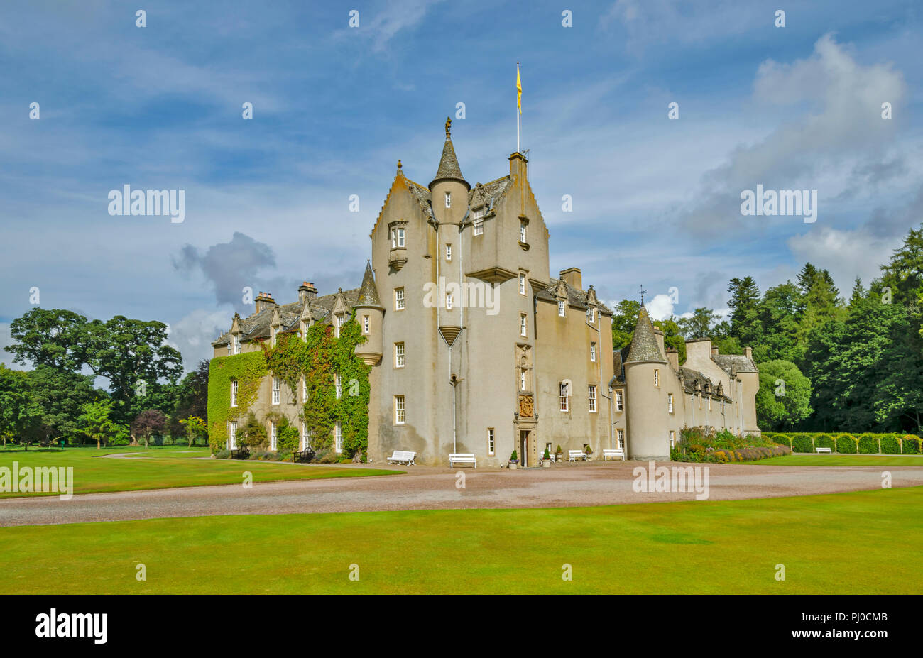 BALLINDALLOCH CASTLE BANFFSHIRE SCOTLAND VIEW OF  THE CASTLE LAWNS AND BORDER GARDEN IN LATE SUMMER Stock Photo