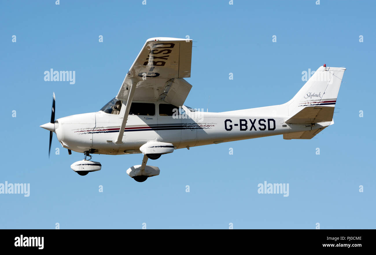 Cessna 172R Skyhawk landing at Wellesbourne Airfield, Warwickshire, UK (G-BXSD) Stock Photo