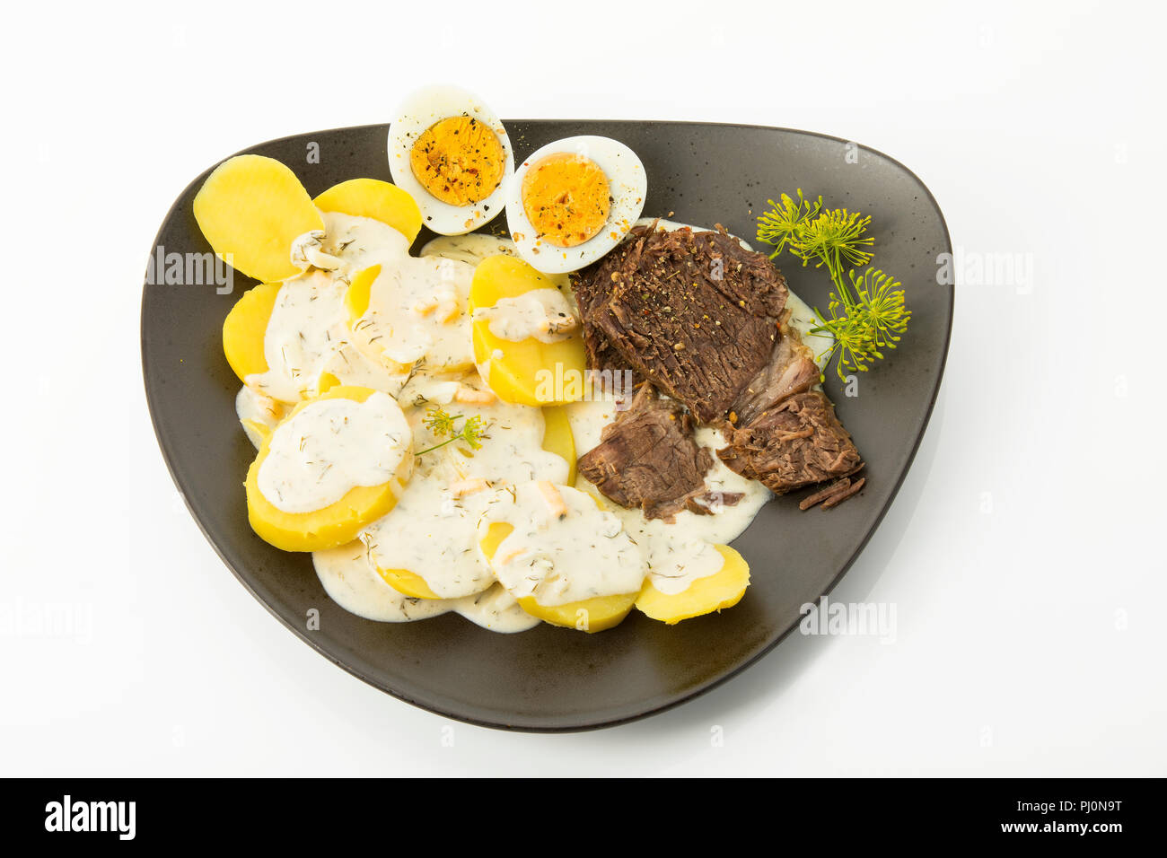 Dillkartoffeln, gekochte Kartoffeln, Dill-Rahm-Sauce, gekochte Eier und Rindfleisch Stock Photo