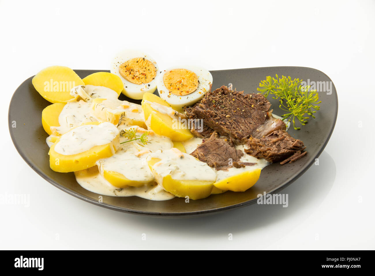Dillkartoffeln, gekochte Kartoffeln, Dill-Rahm-Sauce, gekochte Eier und Rindfleisch Stock Photo