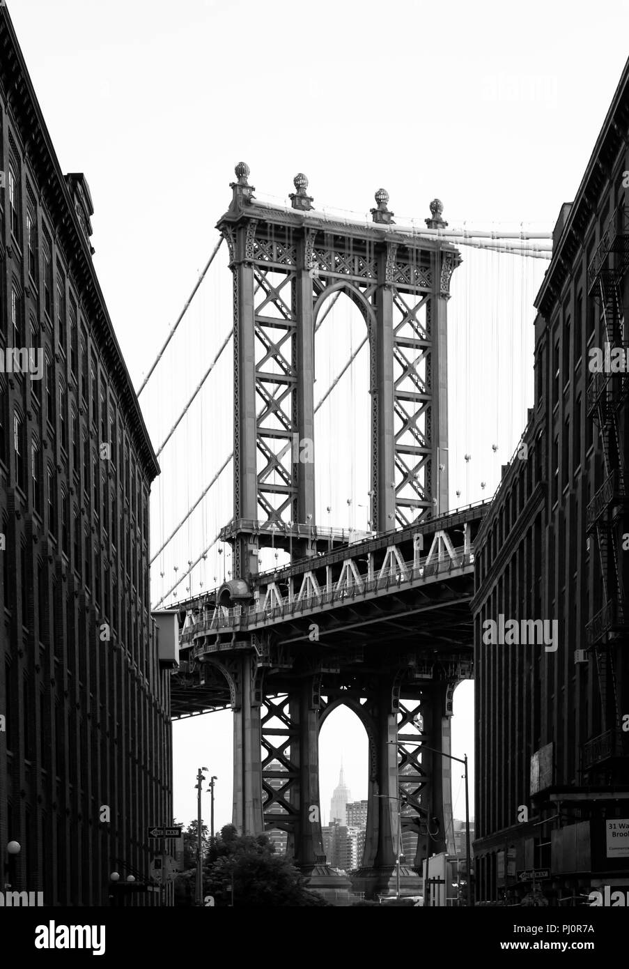 Manhattan Bridge from Washington St, Brooklyn. Black and white Stock