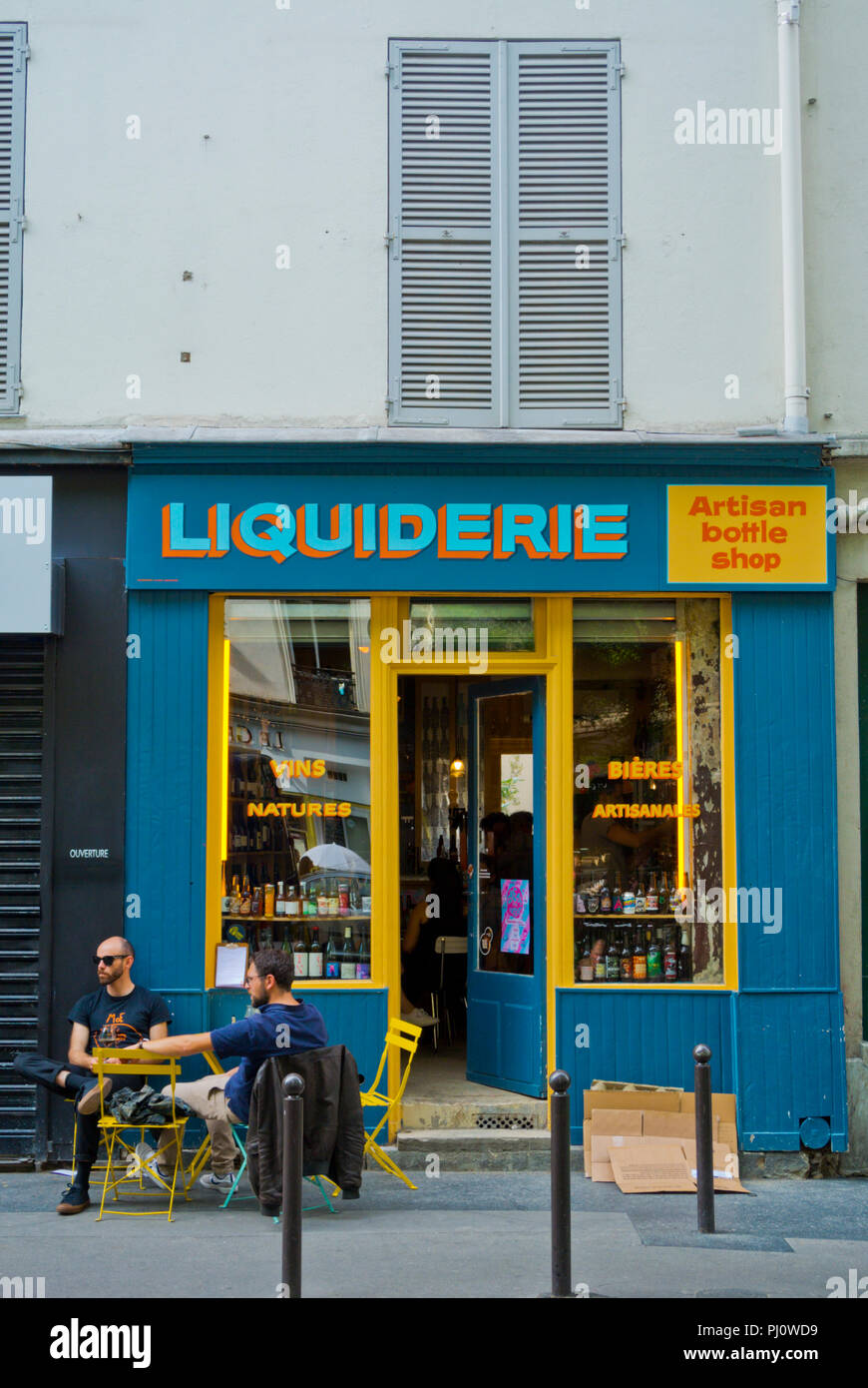 Bottle shop, shop selling beer and wine, Rue Jean-Pierre Timbaud, Oberkampf, Paris, France Stock Photo