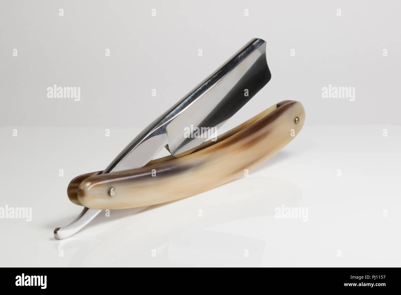 Old School Razor. Straight razor with horn scales and Spanish tip blade Stock Photo Alamy