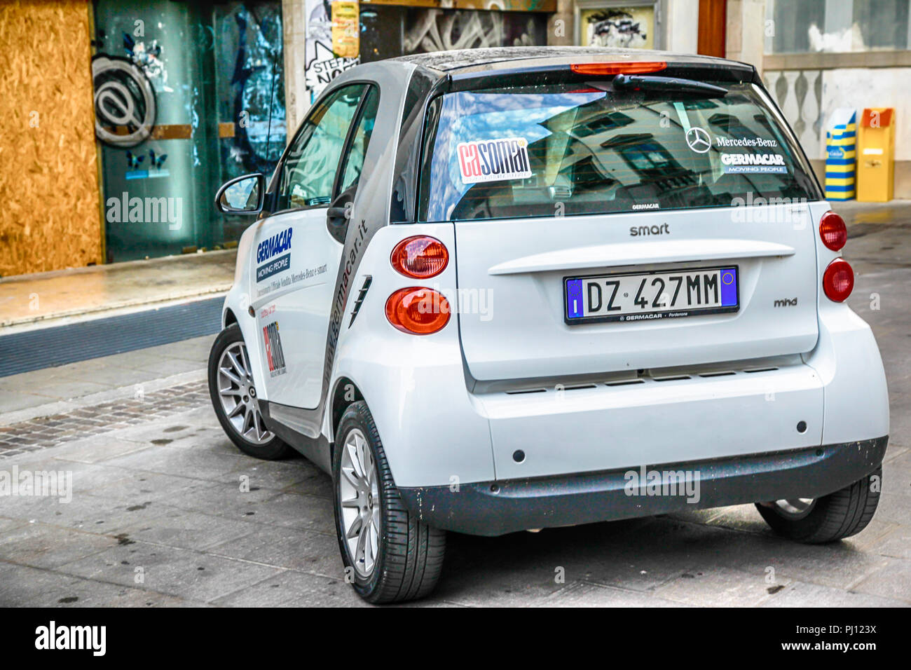 Mercedes smart car hi-res stock photography and images - Alamy