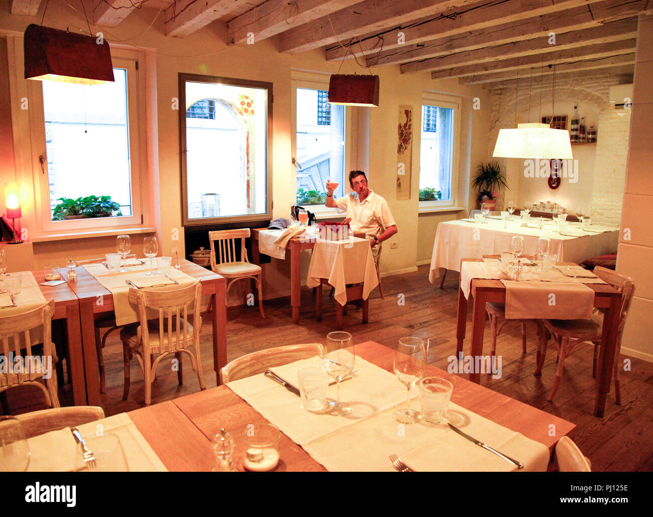 Inside the Trattoria Antica Maddalena restaurant on Via Pelliccerie in Udine,  Italy Stock Photo - Alamy, image size:1300x1029