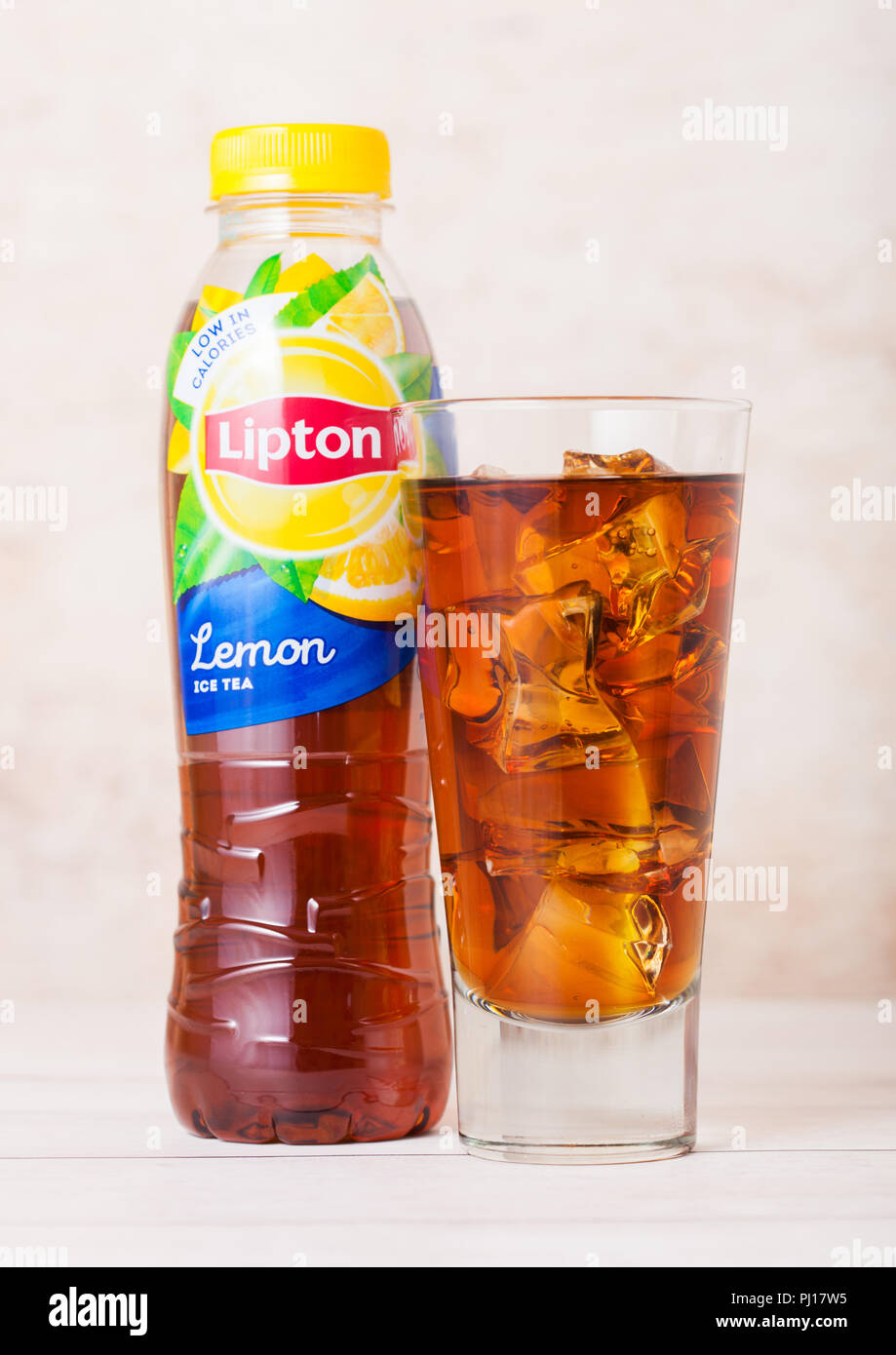 LONDON, UK - SEPTEMBER 03, 2018: Plastic bottle and glass with ice of  Lipton Ice Tea with lemon flavour on wood Stock Photo - Alamy