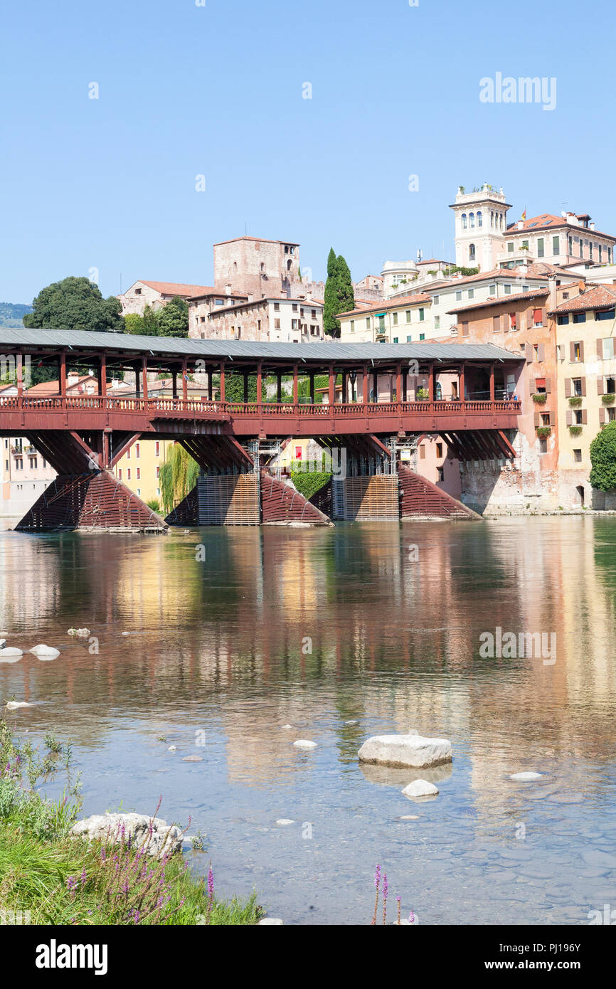 Ponte Vecchio, Ponte degi Alpini, Brenta River, Bassano del Grappa, Vicenza, Italy. Wooden pontoon bridge, 1569 Andrea Palladio. Rebuilt many times to Stock Photo