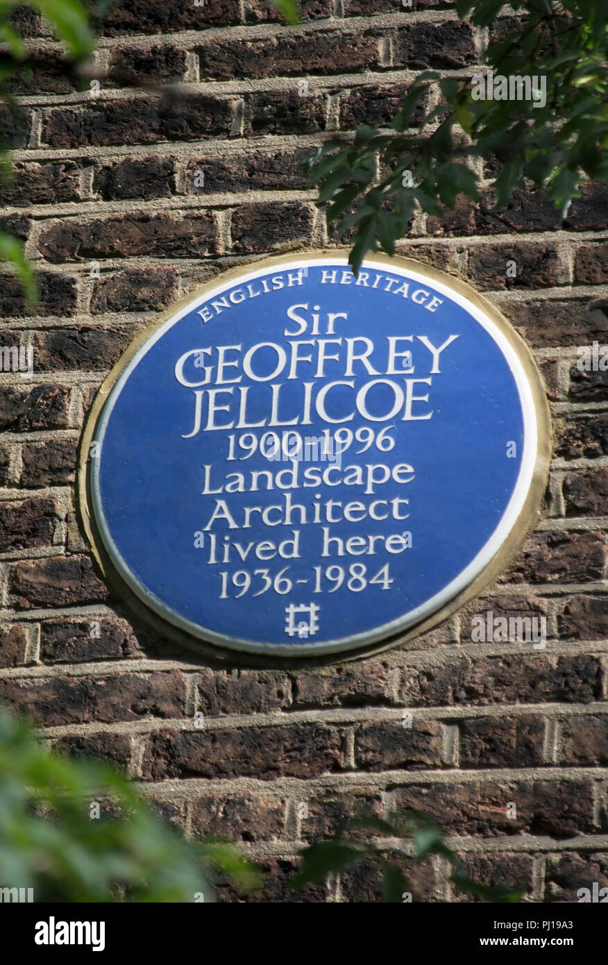 english heritage blue plaque marking a home of landscape architect sir geoffrey jellicoe, gospel oak, london, england Stock Photo