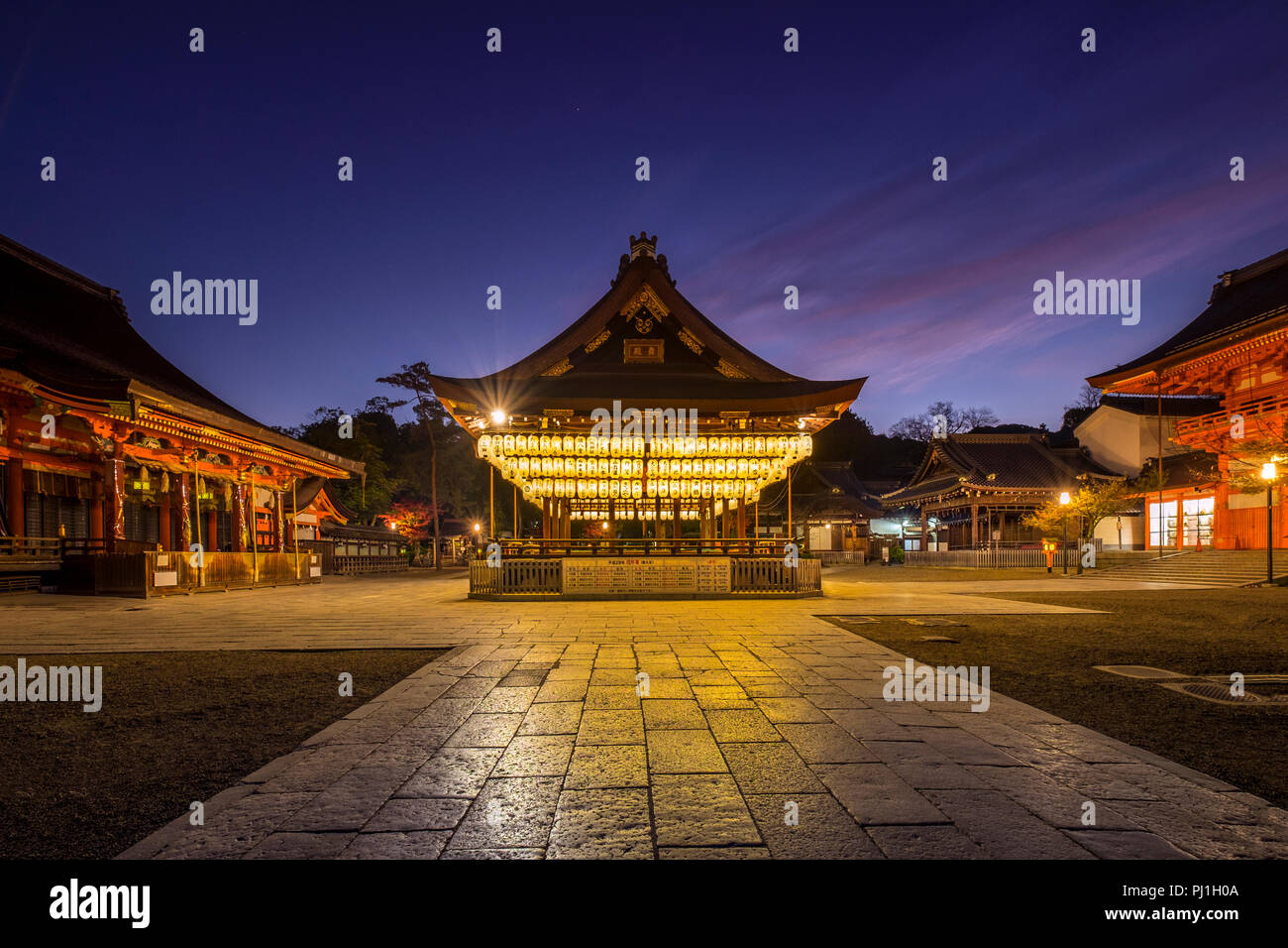 Gion shrine hi-res stock photography and images - Alamy