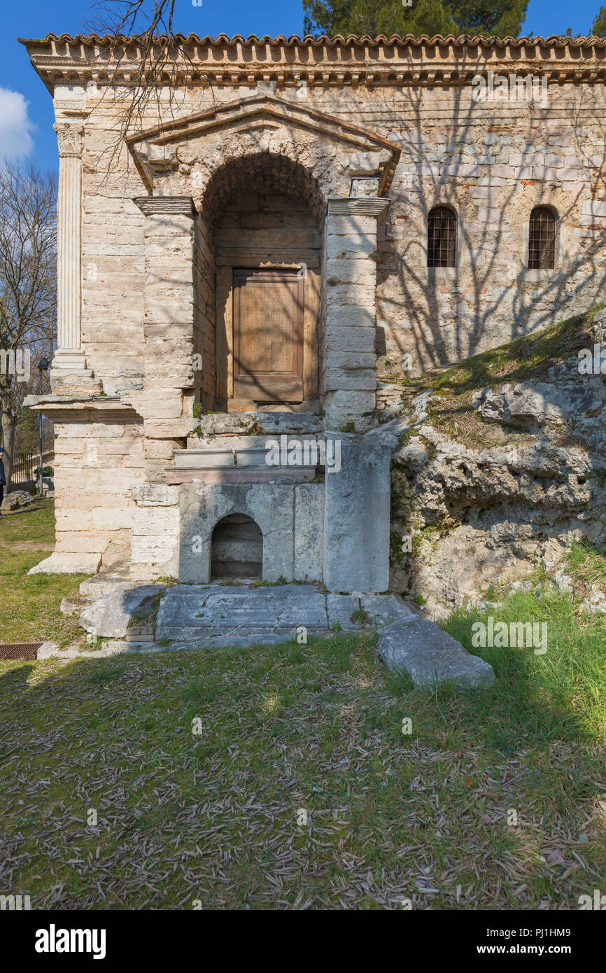 Temple of Clitumnus, Tempietto del Clitunno, Campello sul Clitunno, Perugia,  Umbria, Italy Stock Photo - Alamy