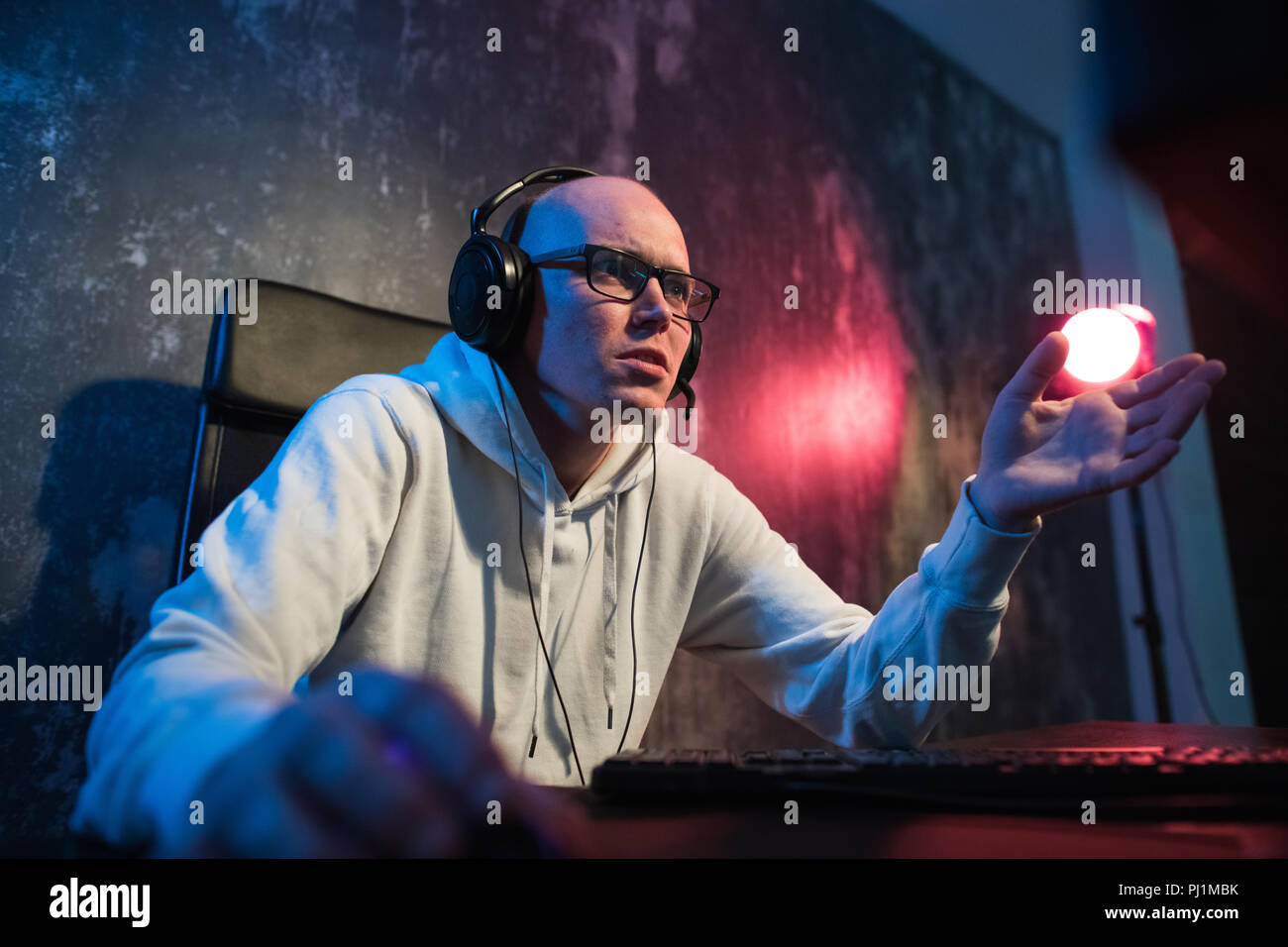 Angry at computer hi-res stock photography and images - Alamy