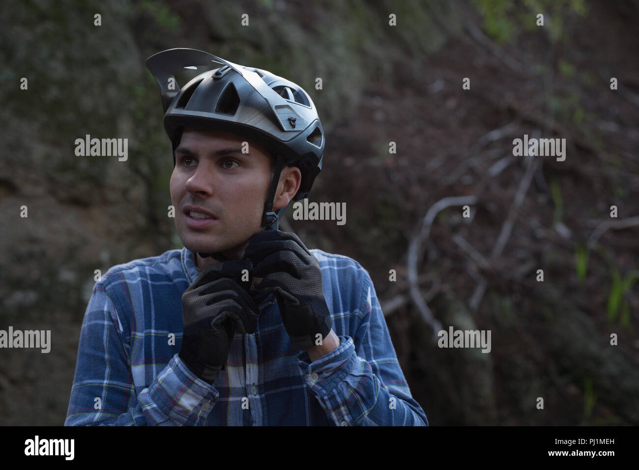 Wearing helmet hires stock photography and images Alamy