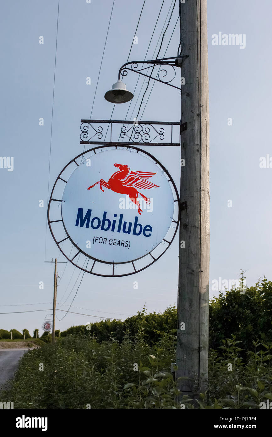 Mobil oil sign hi-res stock photography and images - Alamy