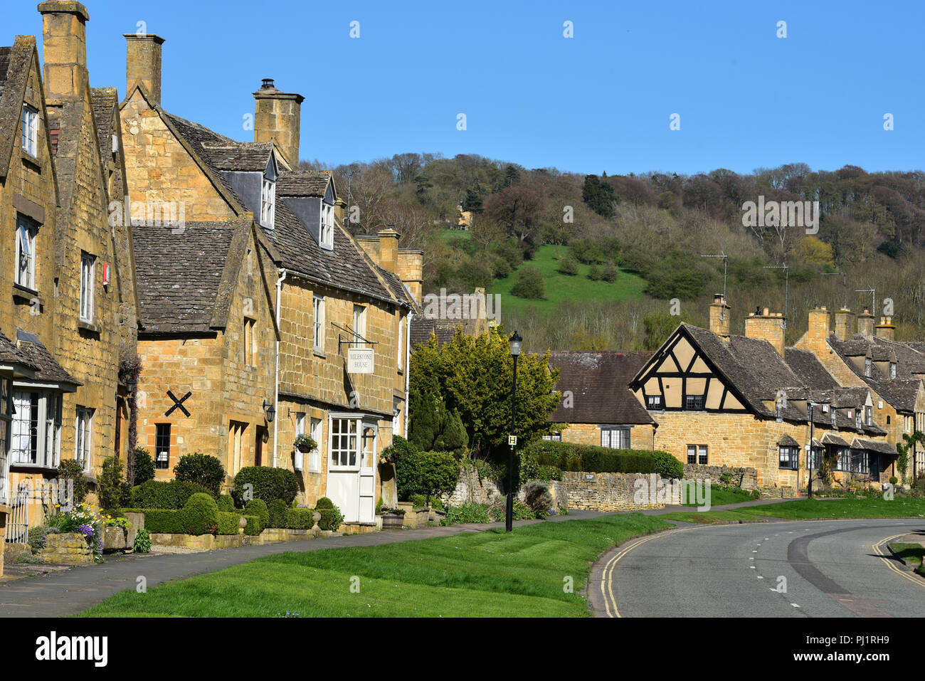 The quaint, picture-postcard village of Broadway at the heart of the Cotswold Hills, Worcestershire, England. Stock Photo