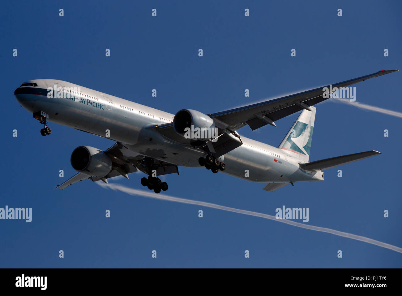 Cathay Pacific Boeing 777-367 ER arriving in Zurich from Hong Kong