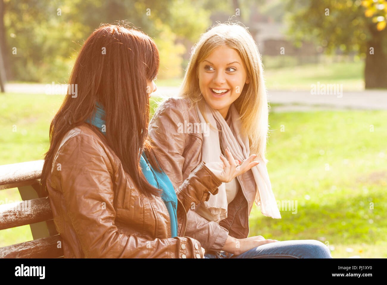 Подруги беседуют. Разговор мамы с подростком. Women talking 2022. Женщины общаются. She talked and talked.