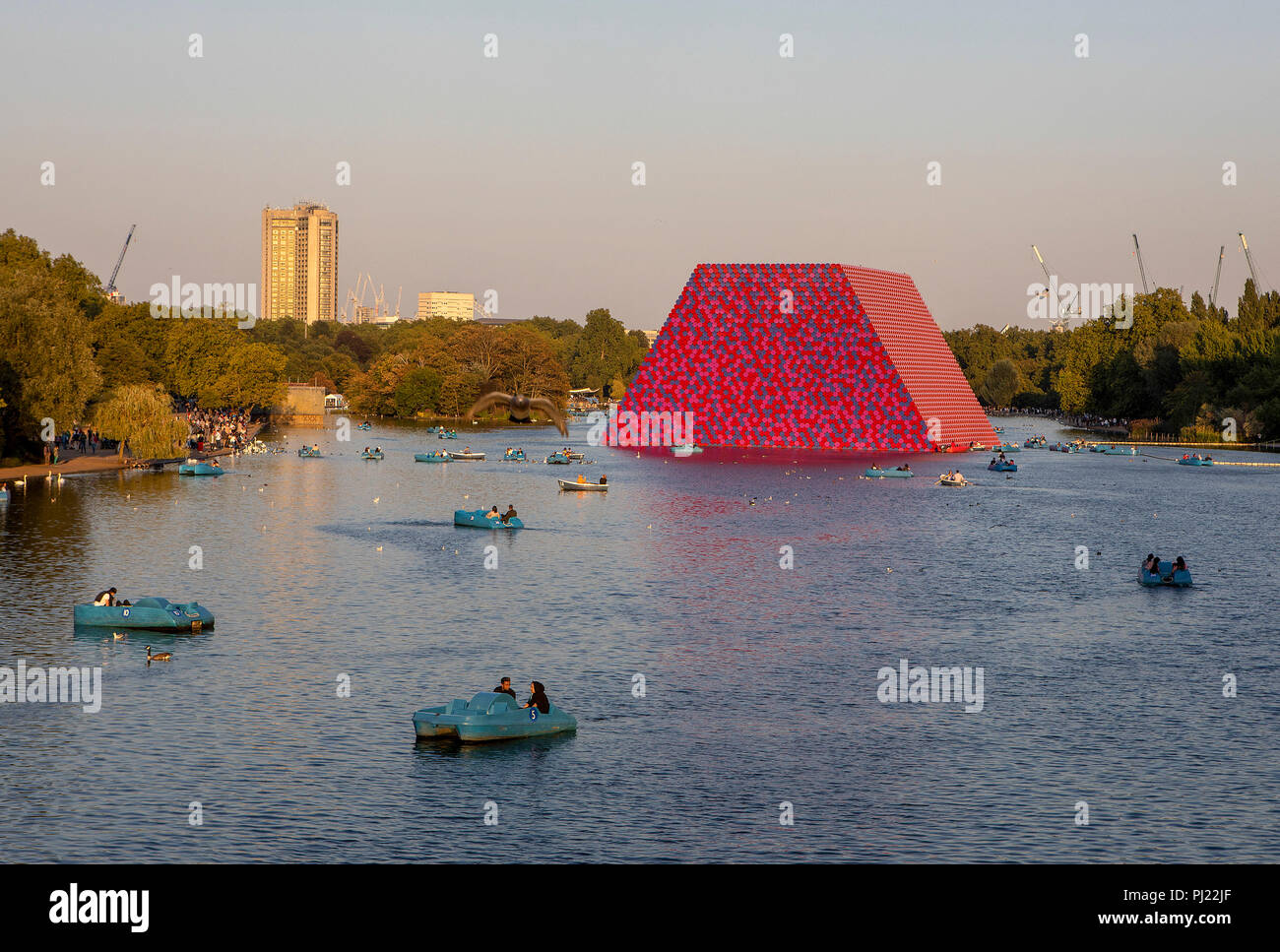 The London Mastaba floating sculpture on the Serpentine lake in Hyde Park,London, designed for the Serpentine Gallery by Christo and his wife Jeanne-C Stock Photo