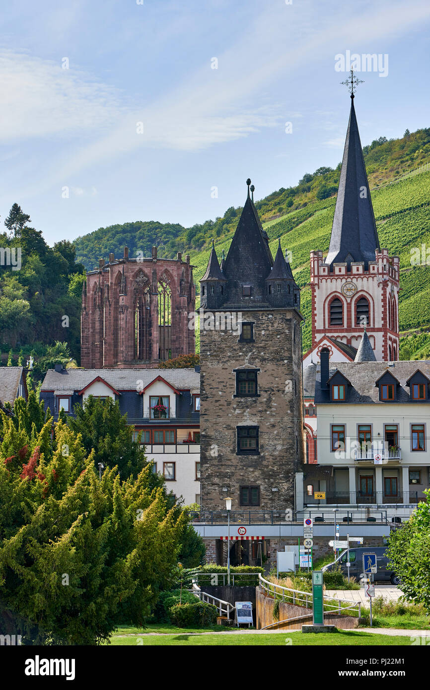 Wernerkapelle, gothic church in ruins, in the village of Bacharach on the river Rhine, Parish Church of St Peter on right, Hotel Kranenturm foreground Stock Photo