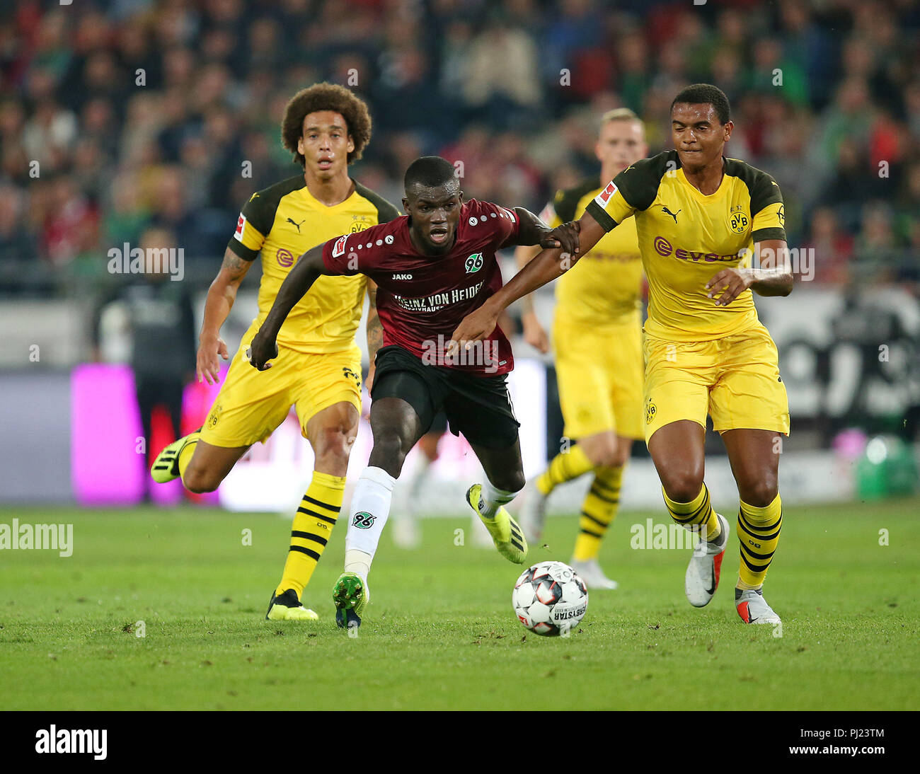 Hanover, Deutschland. 31st Aug, 2018. 31.08.2018, Football 1. Bundesliga 2018/2019, 2. matchday, Hanover 96 - Borussia Dortmund, in the HDI-Arena Hannover. left to right Axel Witsel (Dortmund), Ihlas Bebou (Hanover) in duels with Manuel Akanji (Dortmund) *** DFL regulations prohibit any use of images as image sequences and/or quasi-video. *** | usage worldwide Credit: dpa/Alamy Live News Stock Photo