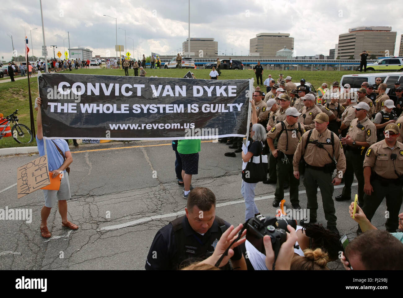 Chicago, USA. 3rd Sep, 2018. Protesters confront Illinois State Police in Chicago, the United States, on Sept. 3, 2018. Police arrested 12 people attempting to block traffic on the highway leading to Chicago O'Hare International Airport on Monday. The protesters' demands include more African Americans in the construction workforce in Chicago, the repurposing of closed schools, economic investment in African American neighborhoods, resources for black led anti-violence initiatives, and the resignation of Mayor Rahm Emanuel. Credit: Wang Ping/Xinhua/Alamy Live News Stock Photo