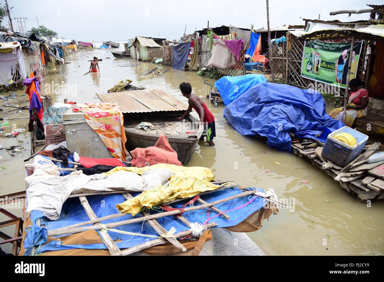 Allahabad, Uttar Pradesh, India. 4th Sep, 2018. Allahabad: People shift their belongings to a safe place after their houses submerged with flooded water of river Ganga at lowlying area in Allahabad on 04-09-2018. Credit: Prabhat Kumar Verma/ZUMA Wire/Alamy Live News Stock Photo