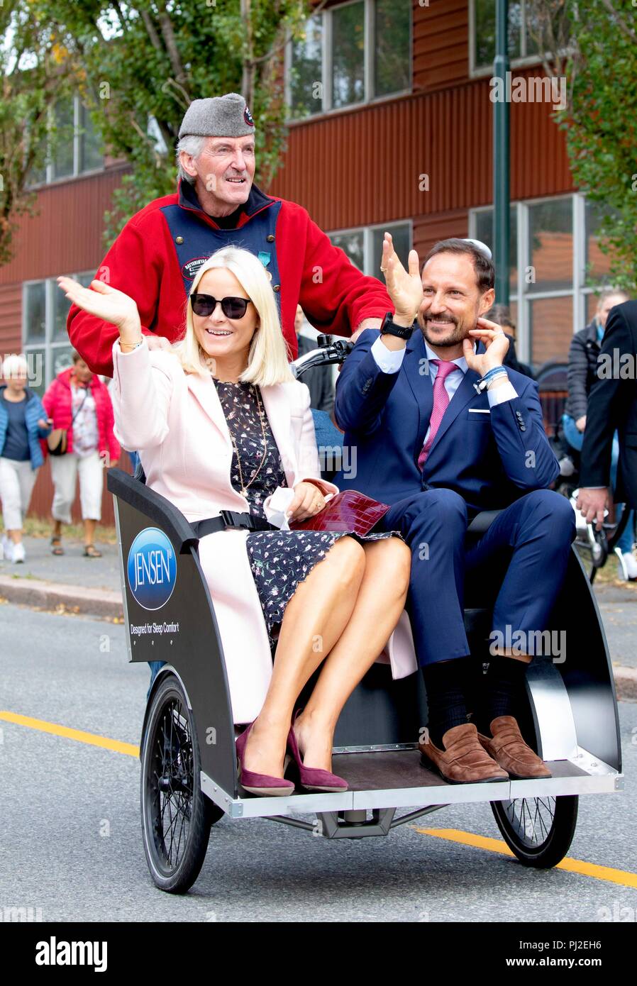 Svelvik, Norway. 04th Sep, 2018. Crown Prince Haakon and Crown Princess Mette-Marit of Norway at Svelvik, on September 4, 2018, arriving at Batteri Island in a rickshaw bike on the 1st of the 3 days visit to Vestfold county Photo : Albert Nieboer/ Netherlands OUT/Point de Vue OUT | Credit: dpa/Alamy Live News Stock Photo