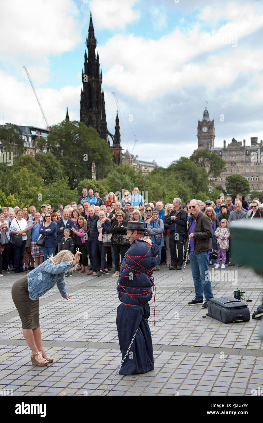 Edinburgh Fringe Festival, The Mound, street performer, |Scotland, UK, Europe Stock Photo
