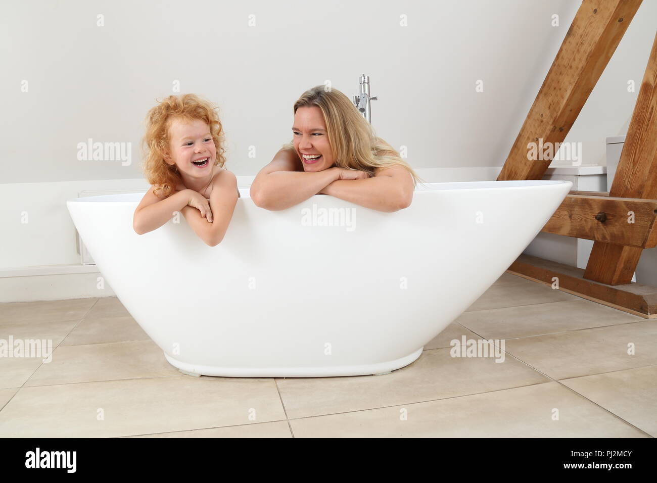 Woman cleaning the bath tub hi-res stock photography and images - Alamy