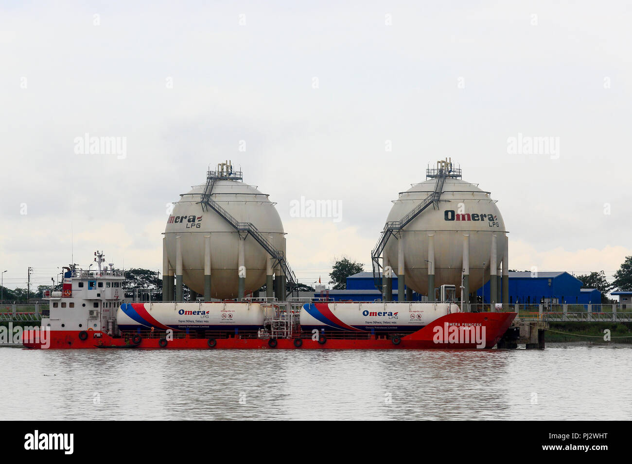 omera lpg omera of omera gas one ltd on the bank pasur river mongla bagerhat bangladesh stock photo alamy https www alamy com omera lpg omera of omera gas one ltd on the bank pasur river mongla bagerhat bangladesh image217652228 html