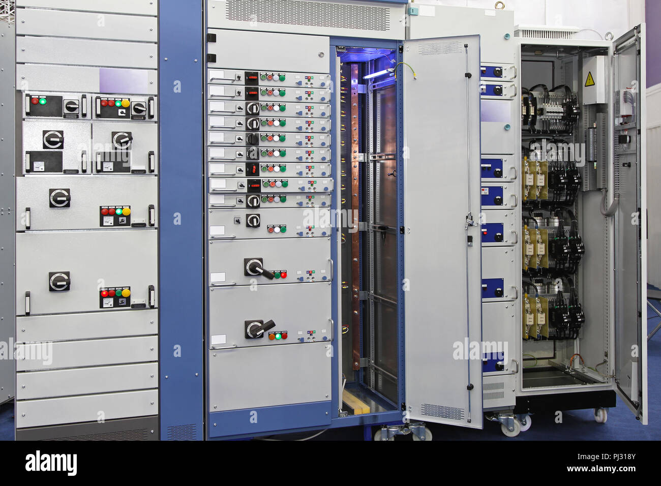 Power distribution board current breakers with overcurrent protection
