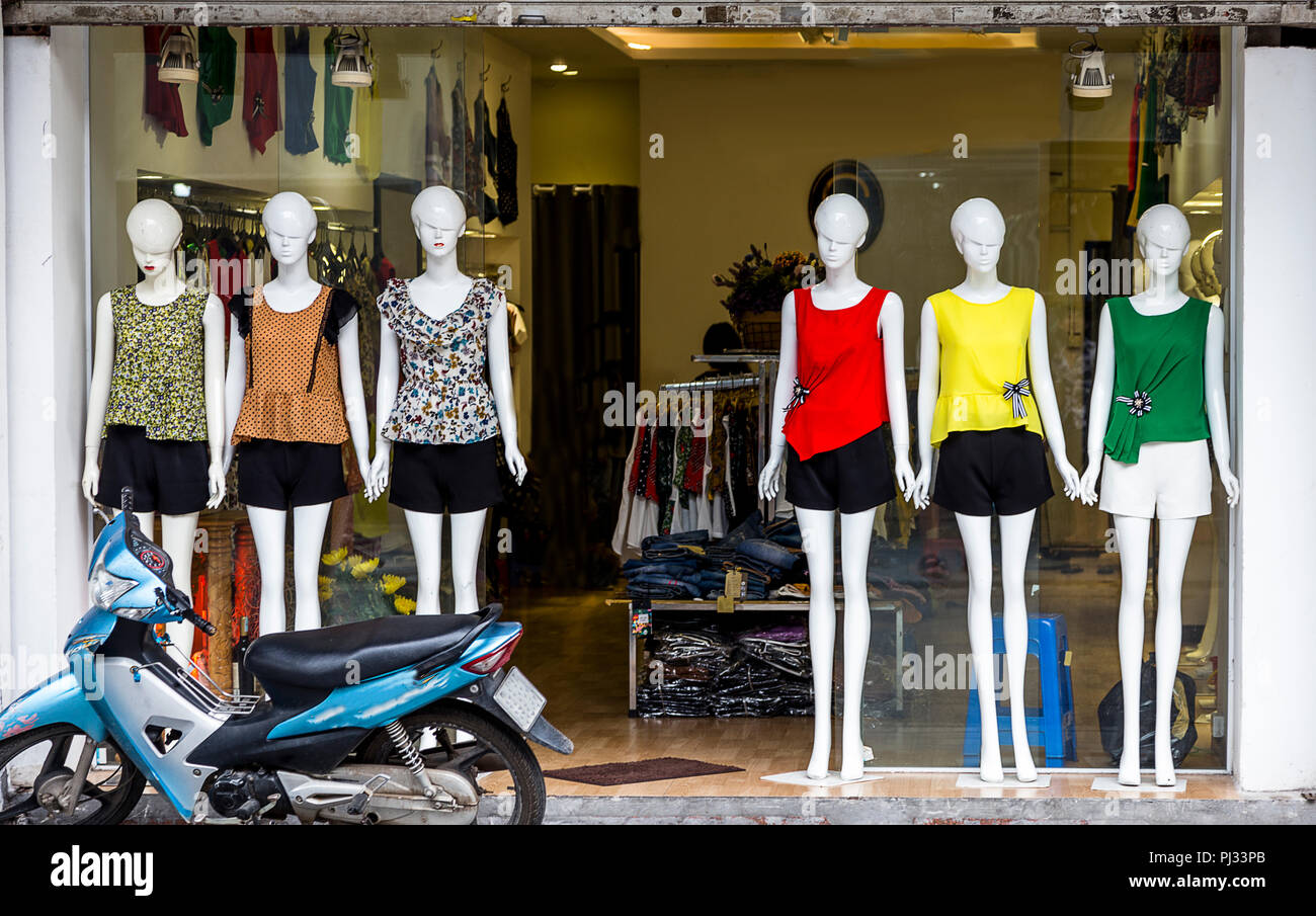 Womens clothing store sale window fotografías e imágenes de alta resolución  - Alamy