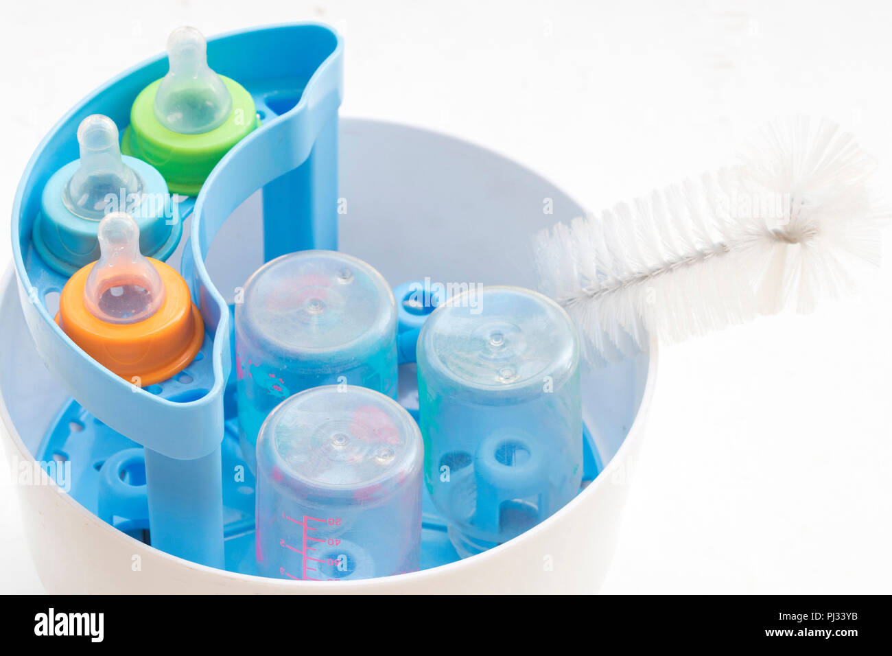 Мытье детский бутылочки. Мытье детской бутылок. Мыть бутылочки для новорожденных. Стерилизация бутылок. Как правильно мыть детские бутылочки.