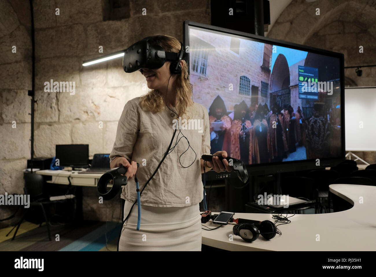 A visitor enjoys a 3D walking tour content through virtual reality 