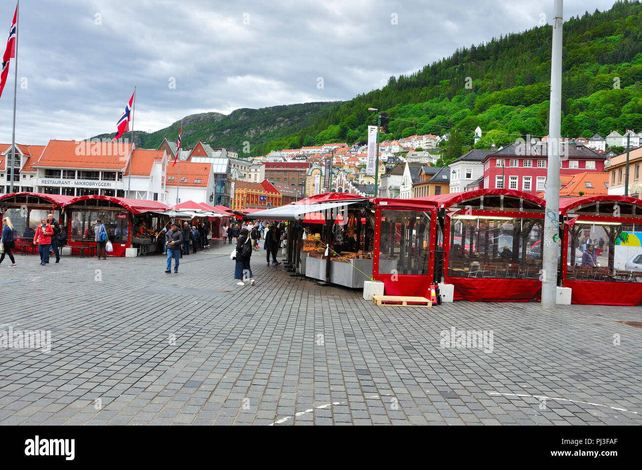 bergen, norwayjune 7 ,2017 tourists at the famous bergen fish market norway Stock Photo Alamy